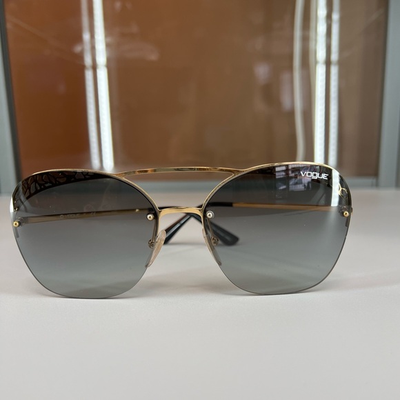 Vogue 4104 suns - Picture 2 of 2